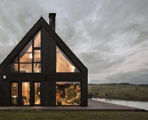 Nowoczesny dom z drewnianą dachówką - Mountain Cottage Hola Design