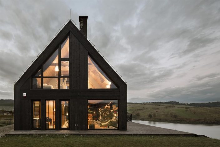 Nowoczesny dom z drewnianą dachówką - Mountain Cottage Hola Design