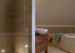 Łazienka na poddaszu z wanną i prysznicem Nasciturus Design