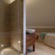 Łazienka na poddaszu z wanną i prysznicem Nasciturus Design