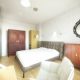 Eklektyczna sypialnia w jasnych kolorach - Huk Architekci