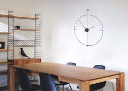 Minimalistyczna jadalnia w bieli i drewnie Nomon