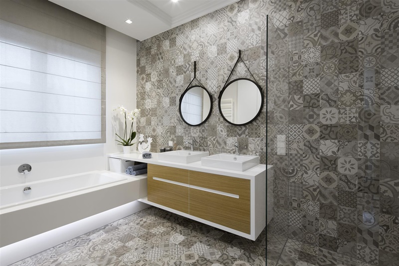 Szare płytki w nowoczesnej łazience z wanną - Hola Design