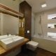 Wąska łazienka z wanną - Huk Architekci