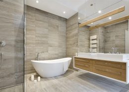 Łazienka z wanną i prysznicem w szarościach i beżach - Hola Design