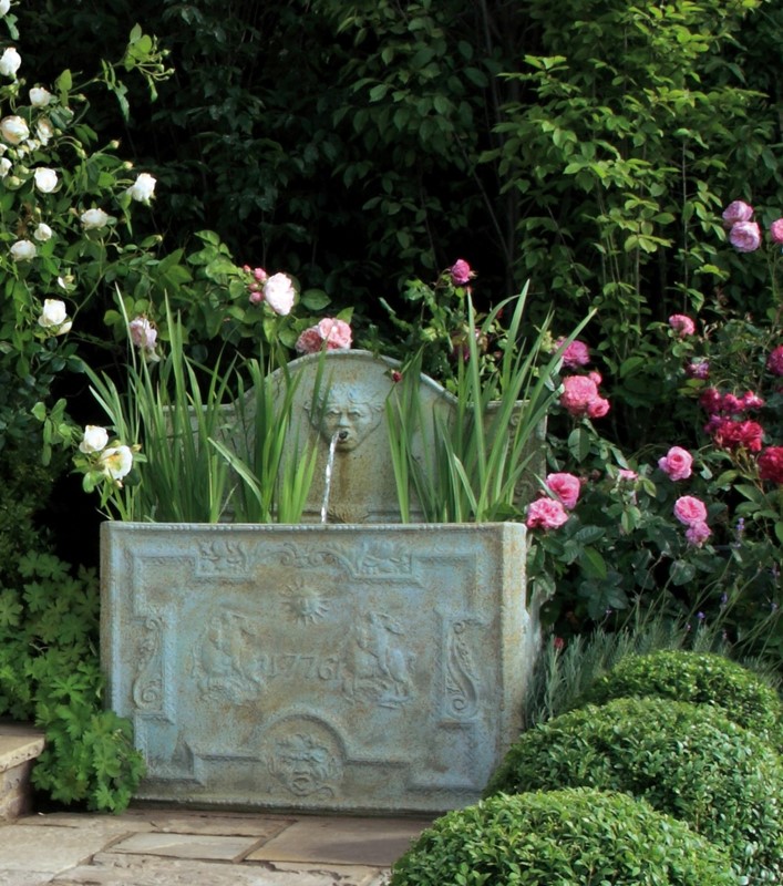 Klasyczny ogród z altaną i fontanną
