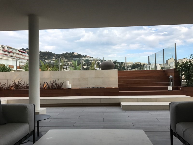 Polski architekt w Cannes Polski architekt w Cannes - wejście do basenu