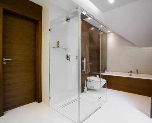 Biel i drewno w nowoczesnej łazience- Archissima
