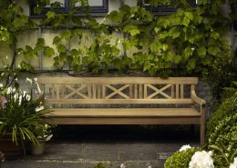 Drewniana ławka ogrodowa w klasycznym stylu - Skagerak