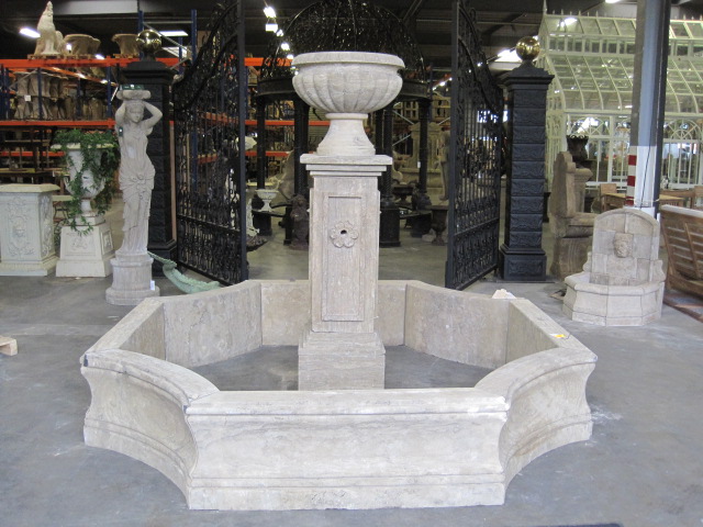 Klasyczna fontanna z donicą