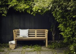 Nowoczesna ławka w ogrodzie