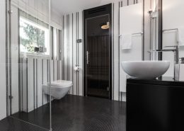 Prysznic w czarno-białej łazience - Archissima