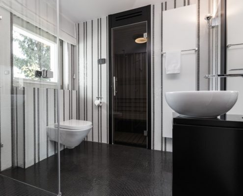 Prysznic w czarno-białej łazience - Archissima