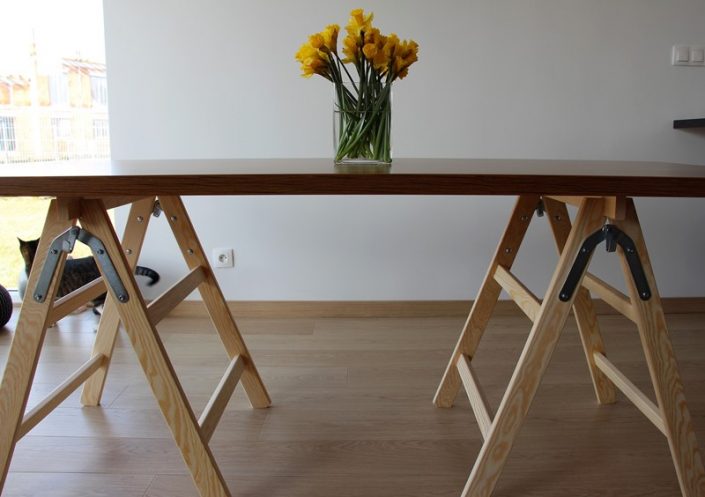 Designerski stół na kozłach - składany
