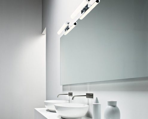 Nieskazitelnie biała łazienka z nowoczesnym oświetleniem