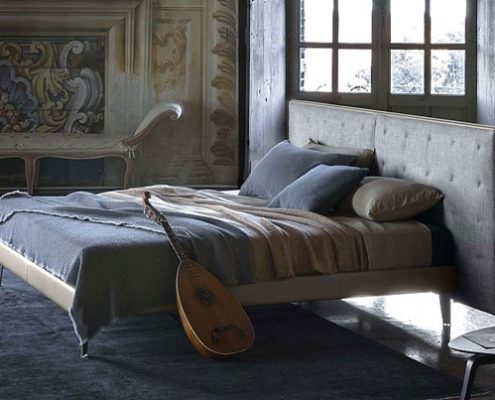 Nowoczesne łóżko z tapicerowanym wezgłowiem - Poltrona Frau