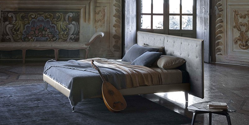 Nowoczesne łóżko z tapicerowanym wezgłowiem - Poltrona Frau