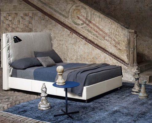 Stylowe łóżko w eklektycznym otoczeniu