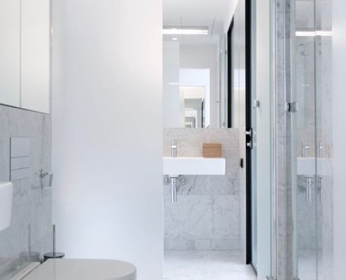 Wąska łazienka w kamieniu - Kando Architects