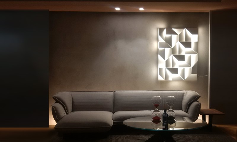 Świetlna dekoracja ścienna w salonie - ekskluzywne lampy nemo