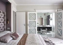 Szaro-biała sypialnia z łazienką - modern classic
