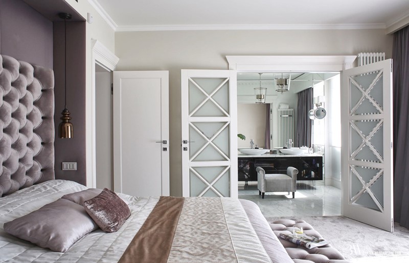 Szaro-biała sypialnia z łazienką - modern classic