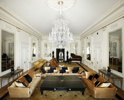 Aranżacja klasycznego salonu w rezydencji