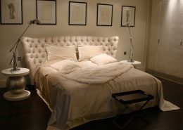 Beżowa sypialnia modern classic