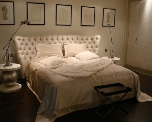 Beżowa sypialnia modern classic