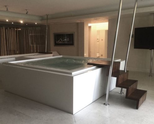 Domowe jacuzzi w pokoju kąpielowym