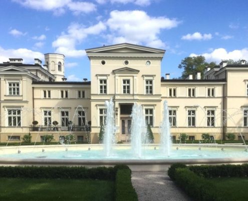 Duża rezydencja w klasycznym stylu