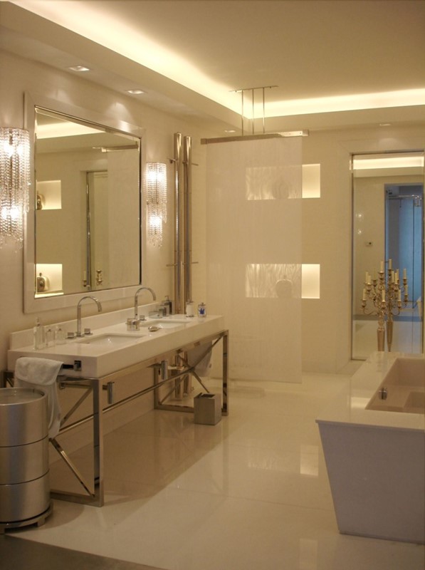 Elegancki pokój kąpielowy w bieli