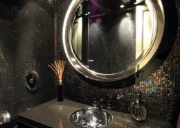 Czarna łazienka pokryta drobną mozaiką