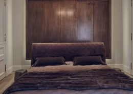 Drewniane panele za wezgłowiem łóżka