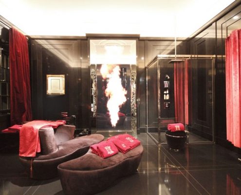 Ekskluzywny pokój kąpielowy w czerni i czerwieni