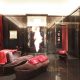 Ekskluzywny pokój kąpielowy w czerni i czerwieni