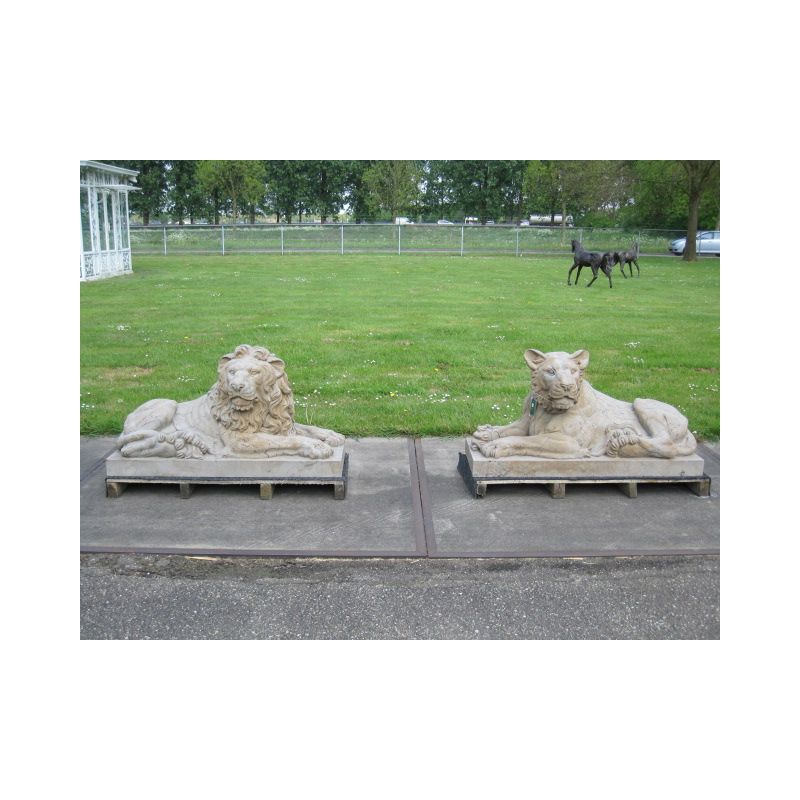 Rzeźba z kamienia lew i lwica Livingstone Terrasso