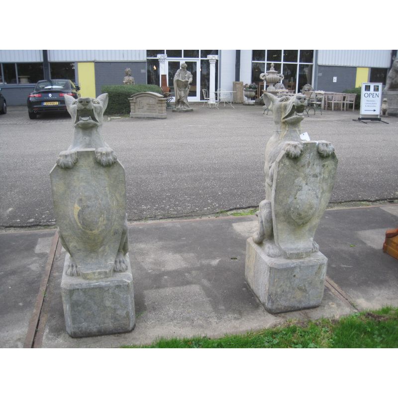 Rzeźba z kamienia 2 psy z tarczą Livingstone Terrasso