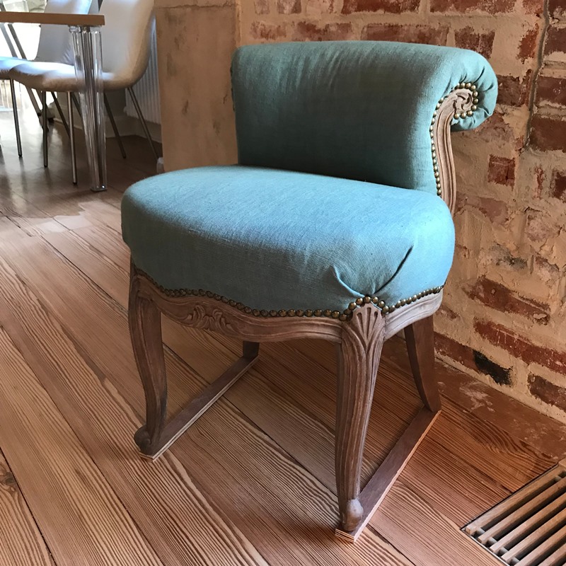 Klasyczne krzesło z zieloną tapicerką
