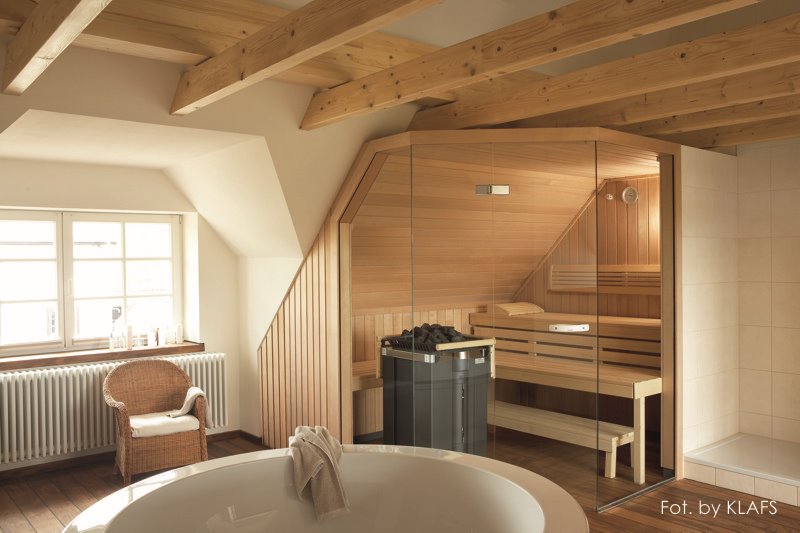 Pokój kąpielowy z sauną w stylu skandynawskim