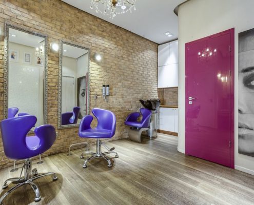 Salon fryzjerski z nutą koloru