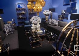 Niebiesko-czarny salon zestawiony ze złotem