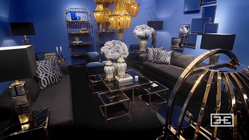 Niebiesko-czarny salon zestawiony ze złotem