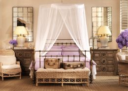 Rustykalna sypialnia z łóżkiem i baldachimem