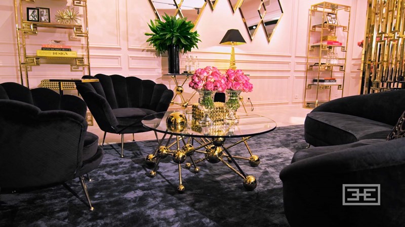 Różowy salon wykończony złotymi i grafitowymi dodatkami