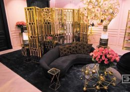 Różowy salon wykończony złotymi i grafitowymi dodatkami