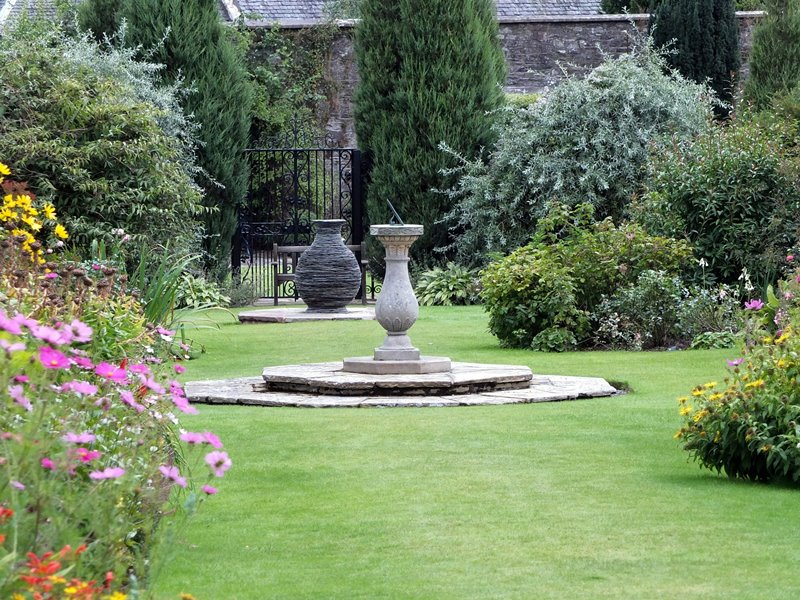 Antyczna fontanna w ogrodzie