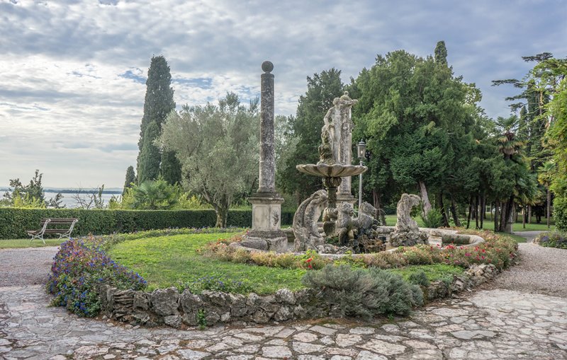 Antyczny ogród z murowanym patio