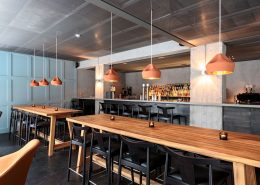 Aranżacja minimalistycznej restauracji z industrialnymi akcentami - Farang