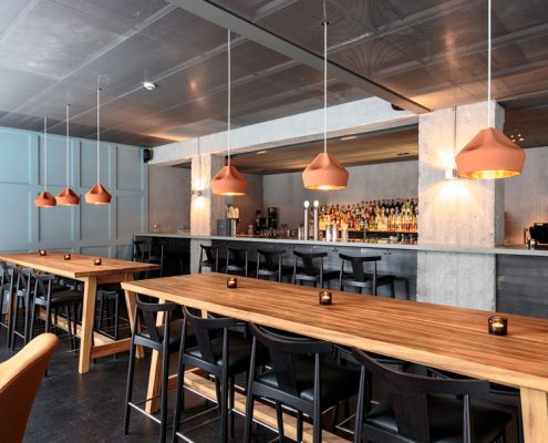 Aranżacja minimalistycznej restauracji z industrialnymi akcentami - Farang